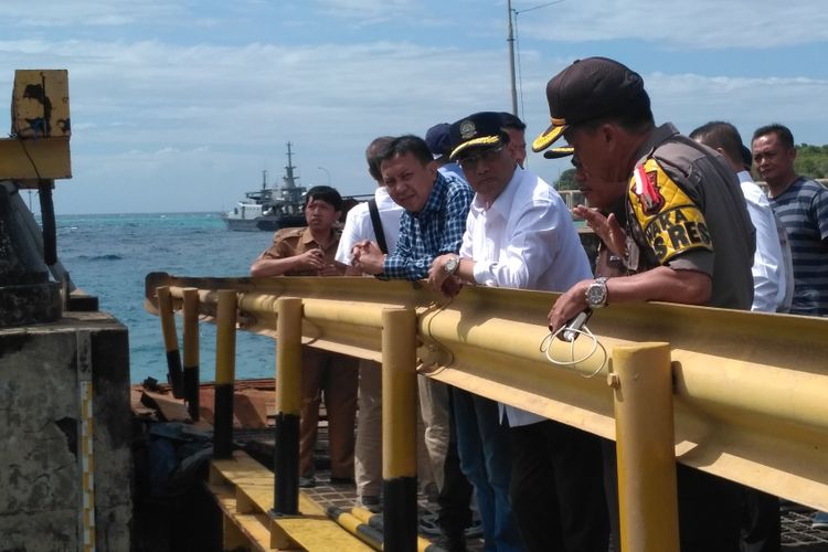 Menteri Perhubungan Budi Karya Sumadi saat meninjau pelabuhan Kepulauan Selayar, Rabu (3/7/2018).