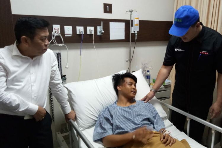Tisna (20) salah satu korban selamat dalam kecelakaan di jalur alternatif Cikidang-Pelabuhan Ratu, dirawat di Rumah Sakit Siloam Bogor, Selasa (11/9/2018).