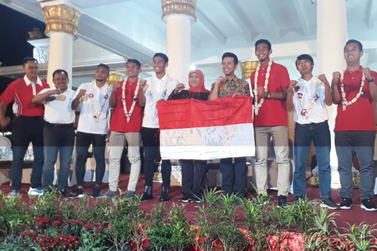 Gubernur Jawa Timur Khofifah Indar Parawansa dan Wagub Emil Elestianto Dardak memberi penyambutan kepada penggawa Timnas U-22 Indonesia serta ofisial dan dokter tim asal Jawa Timur di Gedung Negara Grahadi, Jumat (1/3/2019) malam.
