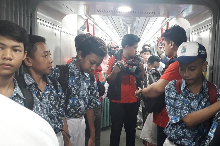 Sejumlah murid sekolah mengikuti ujicoba publik LRT Jakarta pada Kamis (2/5/2019).