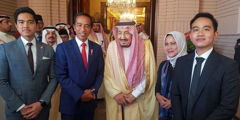 Presiden Joko Widodo dan istrinya Iriana Jokowi serta kedua putranya Gibran Rakabuming Raka dan Kaesang Pangarep saat bertemu dengan Raja Salman bin Abdulaziz al-Saud di Istana Pribadi Raja di Riyadh, Arab Saudi, 14 April 2019.