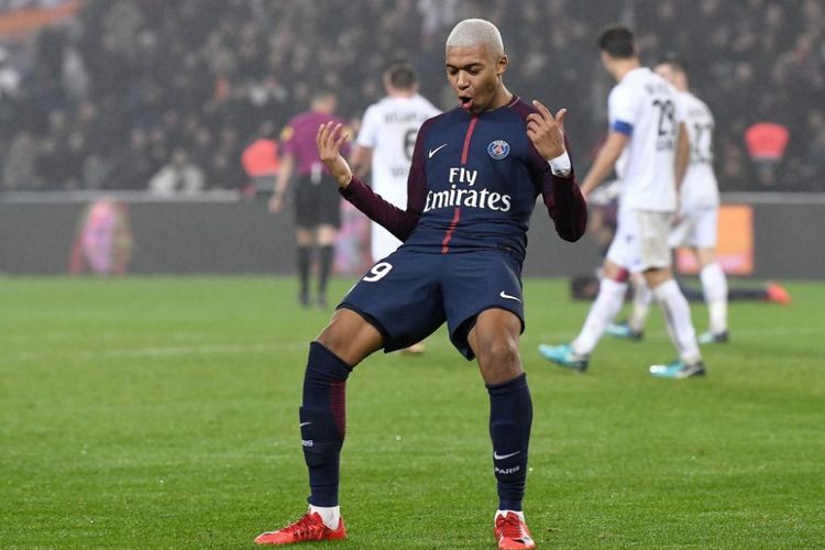 Gaya Kylian Mbappe saat merayakan gol PSG ke gawang Caen pada pertandingan Ligue 1 di Parc des Princes, Rabu (20/12/2017).