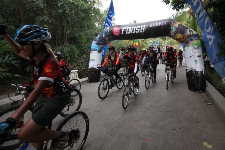 Para peserta Jelajah Sepeda Flores ketika finish mengakhiri jelajah di Labuan Bajo, NTT, Kamis (17/8/2017). Jelajah selama enam hari tersebut dimulai dari Maumere.