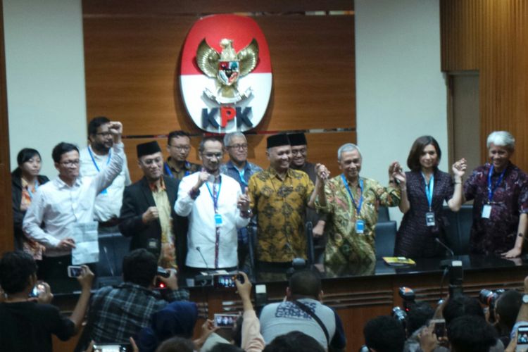 Para mantan pimpinan KPK dan masyarakat antikorupsi, bersama Ketua KPK Agus Rahardjo dalam jumpa pers di gedung KPK, Kuningan, Jakarta. Selasa (31/10/2017)