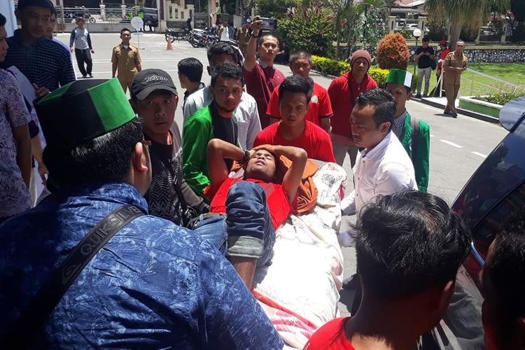 Seorang pengunjukrasa terluka saat unjukrasa menolak kehadiran PT Linge Mineral Resource yang berencana melakukan kegiatan penambangan dan pengolahan biji emas DMP di Proyek Abong, Kecamatan Linge, Kabupaten Aceh Tengah, Senin (8/4/2019).