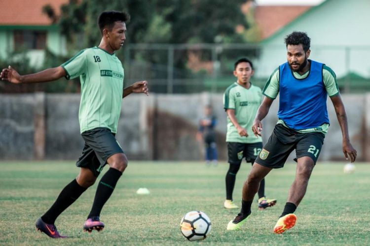 Bek Persebaya Surabaya, Fandry Imbiri mengikuti sesi latihan di Stadion Jenggolo, Sidoarjo, Selasa (18/9/2018).