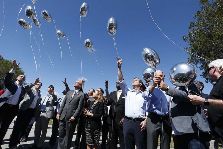 Pejabat kota, kabupaten, dan negara, melepaskan balon sebagai bentuk penghormatan terhadap korban saat digelarnya kegiatan doa bersama menyusul terjadinya insiden penembakan di SMA Marjory Stoneman Douglas, di Parkland, Florida, Amerika Serikat, Kamis (15/2/2018).