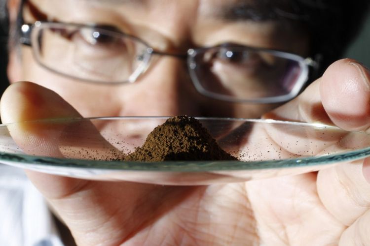 Yasuhiro Kato, Associate Professor sains bumi di Universitas Tokyo menunjukkan sampel lumpur yang diambil dari kedalaman 4.000 meter di bawah permukaan samudra Pasifik.
