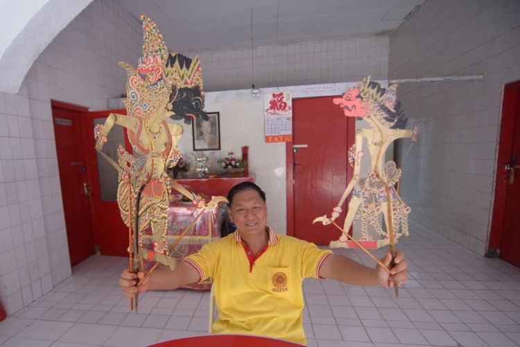 Kosala Mahinda, kolektor wayang kulit di Madura memamerkan dua tokoh wayang. Wayang Madura sudah kurang diminati oleh generasi muda.