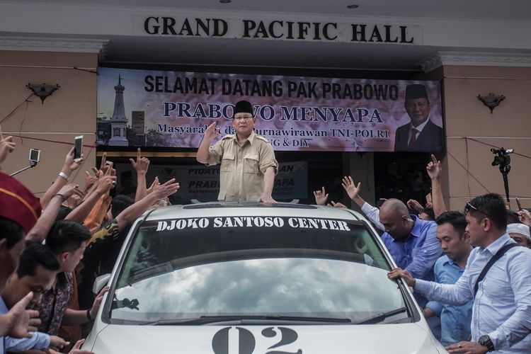 Calon Presiden RI nomor 02 Prabowo Subianto (tengah) menyapa pendukungnya saat Safari Politik di Grand Pacific Hall, Sleman, DI Yogyakarta, Rabu (27/2/2019). Acara yang dihadiri ribuan pendukung dan relawan serta Purnawirawan TNI dan Polri se Jateng - DIY itu merupakan rangkaian kampanye capres nomor urut 02 di Jateng-DIY. ANTARA FOTO/Andreas Fitri Atmoko/hp.