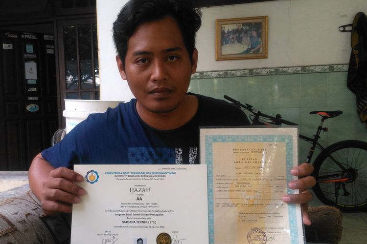 AA menunjukkan ijazah dan akte kelahirannya