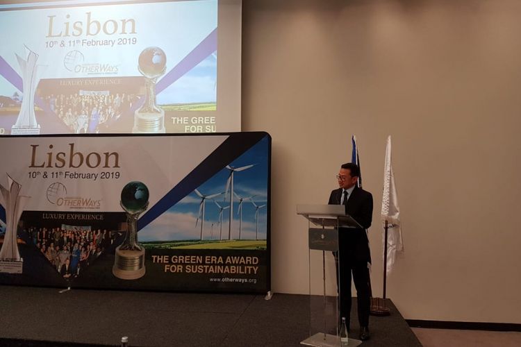 Direktur Utama Cirebon Power Heru Dewanto saat menerima penghargaan The Green Era Award for Sustainability dari lembaga internasional Otherways Management & Consulting Association di Lisbon, Portugal.