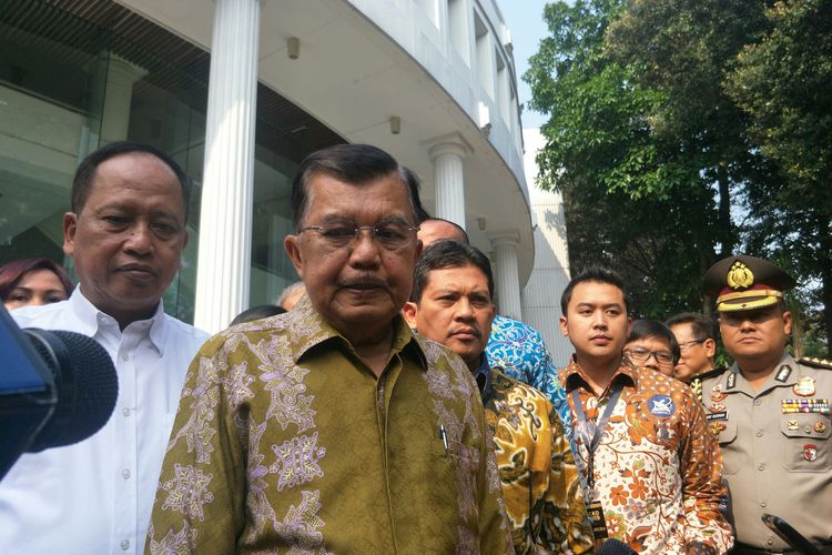 Wakil Presiden Jusuf Kalla meminta pihak terkait menjelaskan secara terbuka penyebab ricuh yang melibatkan mahasiswa papua dan sejumlah ormas