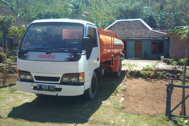 Tangki swasta membeli air dari Pracimantoro, Jawa Tengah. Warga membeli air dengan harga Rp 100.000 Sampai Rp 120.000 per tangki.