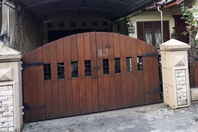 Kondisi rumah milik WN, tersangka kasus hoaks terkait settingan server KPU di Jalan Jenggolo Kampung Tapen RT 001/ RW 006, Kelurahan Nusukan, Kecamatan Banjarsari, Solo, Jawa Tengah, Selasa (18/6/2019).