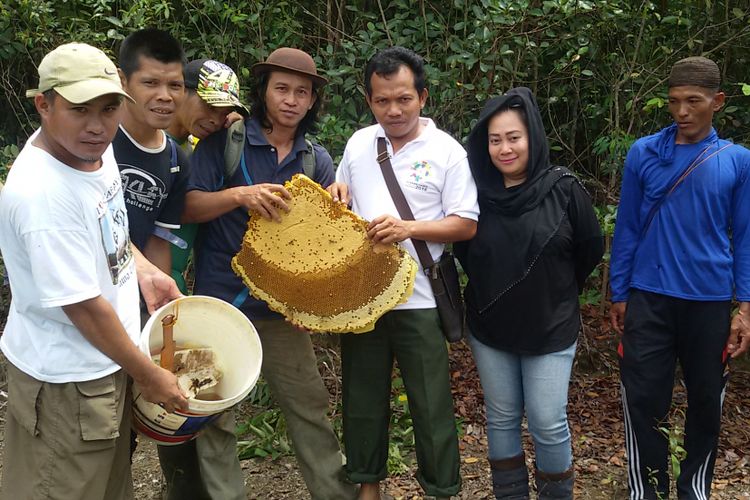Masyarakat Desa Pelangas, Bangka Barat, dengan hasil madu hutan yang baru dipanen.