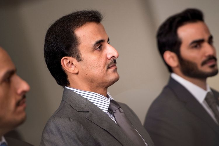 Emir Qatar, Tamim bin Hamad Al-Thani (tengah) saat berkunjung ke Gedung Putih di Washington DC, AS, Senin (9/4/2018).