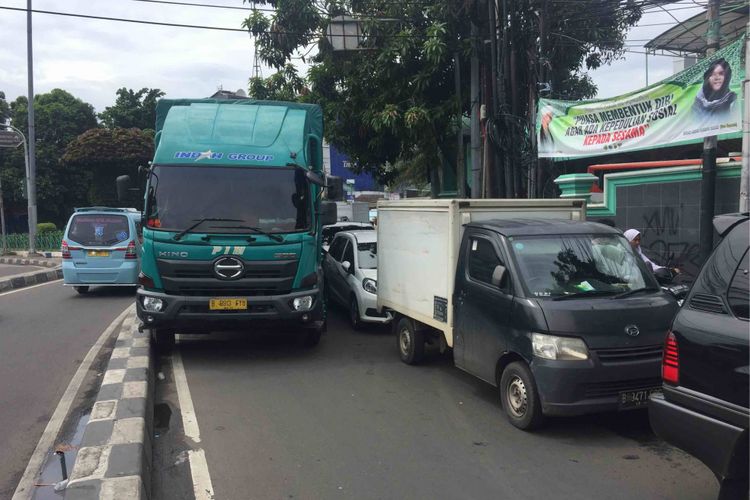 Kemacetan terjadi di Jalan KS Tubun Raya, Petamburan, Jakarta Pusat, Jumat (25/5/2018).  Kemacetan terjadi karena sejumlah mobil parkir sembarangan di kawasan tersebut sehingga sebuah truk tronton  bernopol B-9913-FYU tak bisa lewat.