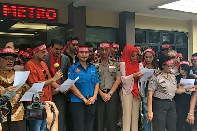 Sejumlah artis, manajer, dan produser Indonesia membacakan deklarasi pemberantasan narkoba di lobi Mapolres Jakarta Selatan, Kamis (22/2/2018).