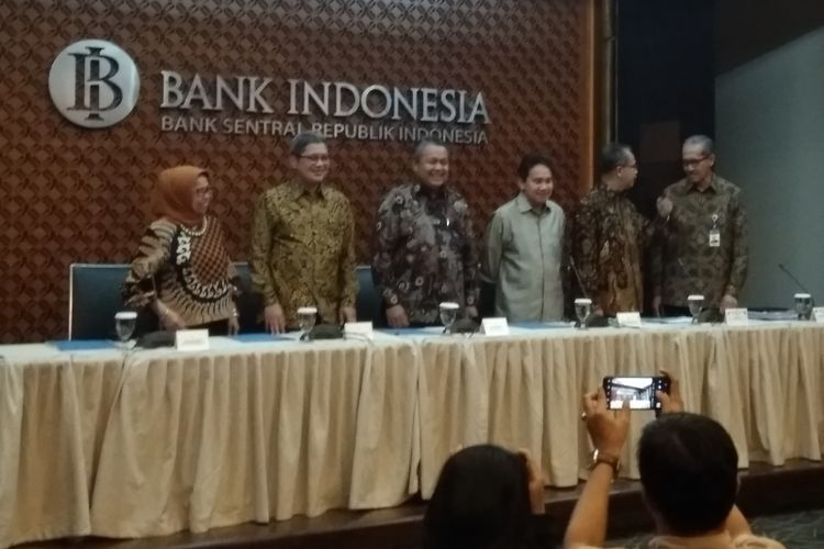 Jajaran Dewan Gubernur Bank Indonesia ketika memberikan konferensi pers terkait hasil Rapat Dewan Gubernur di Gedung Bank Indonesia, Jumat (29/6/2018).