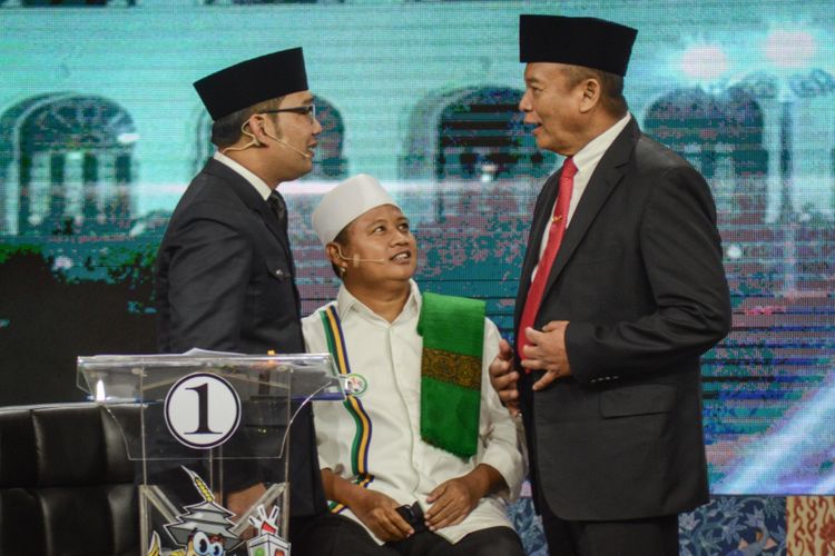 Pasangan calon Gubernur dan Wakil Gubernur Jawa Barat nomor urut satu Ridwan Kamil (kiri) dan Uu Ruzhanul Ulum (tengah) berbincang dengan Calon Gubernur Jawa Barat nomor dua TB Hasanuddin saat mengikuti debat publik ketiga Pilkada Jabar di Bandung, Jawa Barat, Jumat (22/6/2018) malam. Debat ketiga Pilgub Jabar yang merupakan debat terakhir tersebut bertemakan Pembangunan Manusia Yang Berkualitas Untuk Kemajuan Jawa Barat.