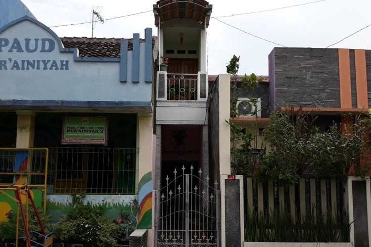 Rumah milik Joko Priyanto terlihat dari depan dengan lebar 1,3 meter di Jalan Kahuripan Barat I No 33, RT 002, RW 005, Kelurahan Sumber, Kecamatan Banjarsari, Solo, Jawa Tengah, Selasa (26/3/2019).