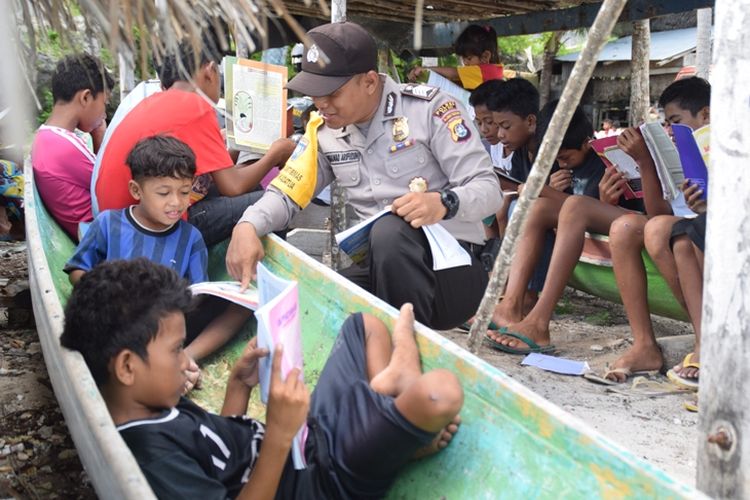 Berbekal sepeda motor dinas yang dimodifikasi, seorang anggota Bhabinkamtibmas, Bripka Muhamad Arifudin, menularkan semangat membaca kepada anak-anak nelayan di Desa Banabungi, Kecamatan Kadatua, Kabupaten Buton Selatan, Sulawesi Tenggara.