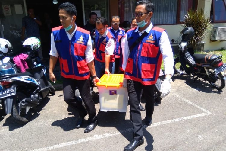 Petugas Polda Bengkulu membawa sejumlah dokumen dari kantor Dinas PUPR Pemorv Bengkulu, Senin (25/2/2019)