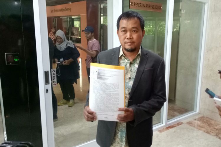 Koordinator Masyarakat Anti Korupsi Indonesia (MAKI) Boyamin Saiman melaporkan Wakil Ketua DPR Fadli Zon