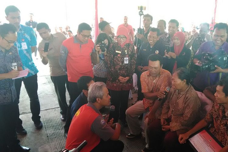 Gubernur Jateng Ganjar Pranowo mendengarkan keluh kesah seorang warganya saat acara Ngopi Bareng Gubernur Jateng di Sangiran, Kabupaten Sragen, Kamis (16/11/2017). 