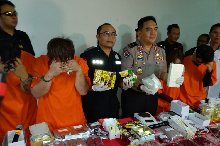 Pihak kepolisian menunjukkan barang bukti narkotika jenis sabu dan ekstasi, Rabu (20/12/2017). Polisi mengungkap adanya pabrik ekstasi dan sabu di apartemen Green Lake Sunter Jakarta Utara. Modus yang digunakan dengan meletakkan narkoba ke dalam bungkus minuman Teh Kotak