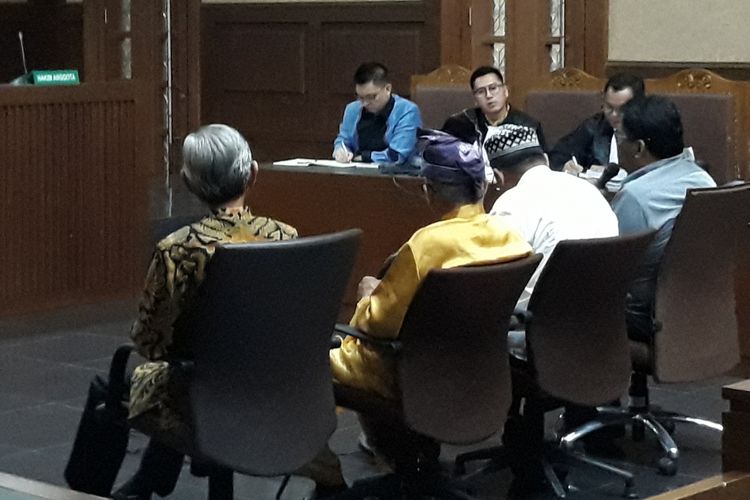Wakil Wali Kota Kotamobagu Jainuddin Damopolii hingga tokoh adat Bolaang Mongondow menjadi saksi meringankan untuk terdakwa Aditya Anugrah Moha di Pengadilan Tipikor Jakarta, Rabu (18/4/2018).