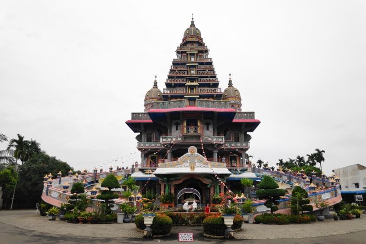 Gereja Graha Maria Annai Velangkanni, bergaya arsitektur Indo Mughal di Medan.