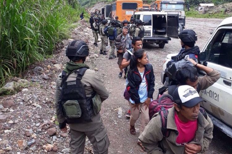 Warga yang diisolasi oleh kelompok kriminal bersenjata dievakuasi dari Kampung Kimberly, Kampung Banti, menuju Tembagapura, dengan pengawalan ketat personel TNI dan Polri pada Jumat (17/11/2017) sekitar pukul 11.00 WIT.  