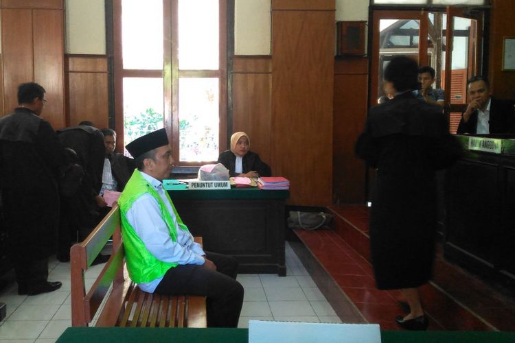 Takmir masjid divonis 2 tahun 6 bulan penjara.