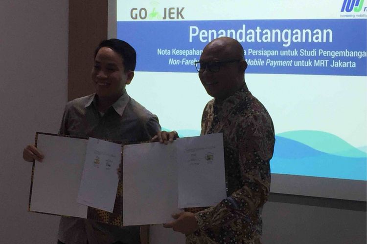 PT MRT Jakarta menjajaki kerjasama  pengembangan  bisnis di luar tiket (non-farebox) dan mobile payment dengan perusahaan transportasi berbasis aplikasi Go-Jek Indonesia, Selasa (22/5/2018). 