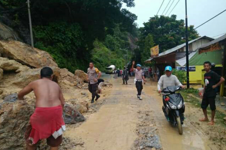 Longsor dinding tebing yang terjadi di lokasi pertambangan batu gunung di Desa Rantau Berangin, Kecamatan Kuok, Kampar, Riau di jalan lintas Riau-Sumbar, Selasa (23/10/2018).