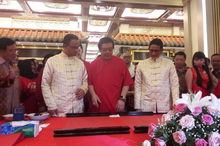 Anies Baswedan dan Sandiaga Uno tampil kompak mengenakan baju cheongsham berwarna emas saat menghadiri Festival Pecinan di Glodok, Jakarta Barat, Sabtu (3/3/2018).