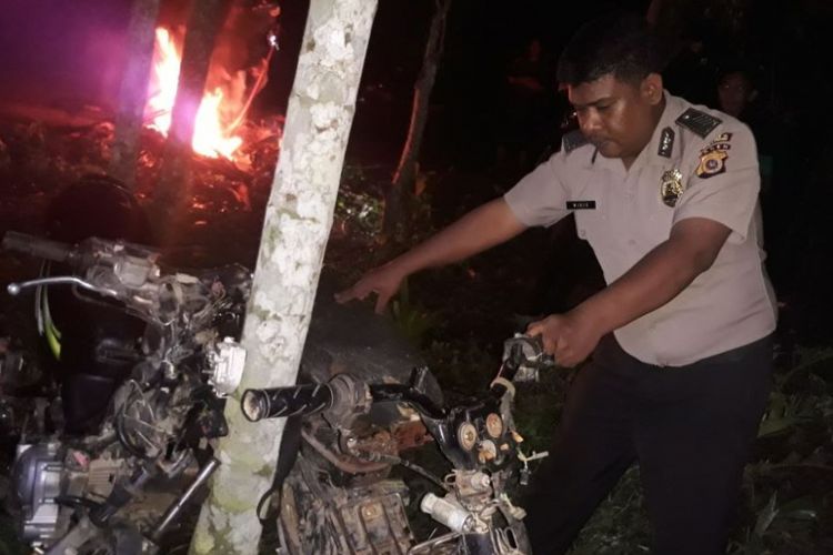Polisi mengamankan barang bukti dalam kasus tabrakan maut di Desa Meunasah Dayah, Kecamatan Simpang Keuramat, Aceh Utara, Senin (11/12/2017) malam. Seorang remaja, Aros Maulana, warga Desa Meunasah Dayah, Kecamatan Simpang Keuramat, Aceh Utara, tewas dalam kejadian itu.