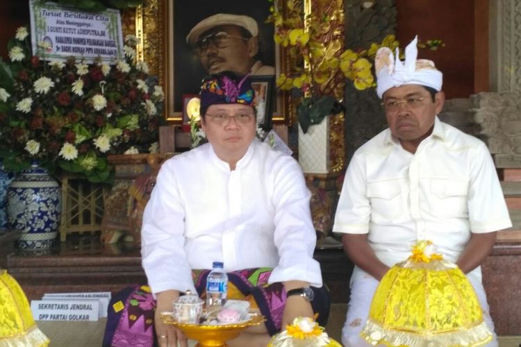 Ketua Umum Partai Golkar Airlangga Hartarto (kiri) dan Sekjen Golkar Idrus Marham (kanan) saat mengikuti rangkaian upacara Ngaben tokoh Golkar Bali, Sabtu (13/1/2018).