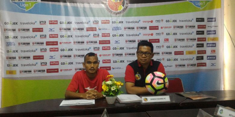 Delvi Adri didampingi pemain Semen Padang Riko Simanjuntak saat memberi keterangan tentang persiapan menghadapi Madura United Jumat depan di Padang, Kamis (5/10/2017)