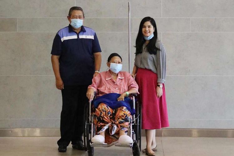 Ani Yudhoyono didampingi oleh Presiden keenam RI Susilo Bambang Yudhoyono dan menantunya Anissa Pohan, saat keluar dari ruang perawatan di National Universtiy Hospital, Singapura, Kamis (16/5/2019).