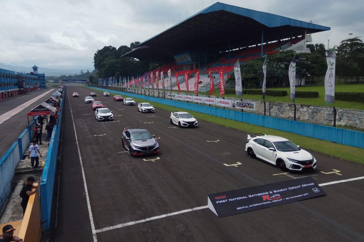 Anggota Komunitas Honda Civic type R atau yang disapa R Club, tengah menjajal Sirkuit Internasional Sentul, Bogor Jawa Barat, untuk pertama kali. Kegiatan dilakukan di sela-sela gelaran kejuaraan Indonesia Sentul Series of Motorsport (ISSOM), Minggu (26/11/2017).
