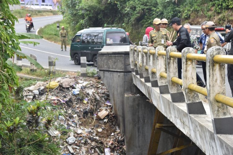 Wakil Bupati Wonosobo dan jajarannya meninjau sungai Bogowonto, Desa Pecekelan, Kecamatan Sapuran, Kabupaten Wonosobo, Jawa Tengah, Kamis (31/8/2017). Sungai ini kotor penuh sampah karena banyak warga yang seenaknya membuang sampah di lokasi tersebut.