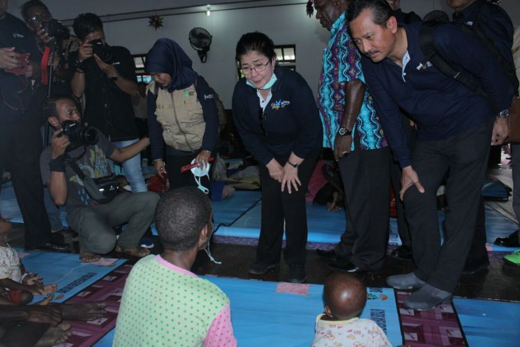 Menteri Kesehatan Nila F Maoeloek berbincang-bincang dengan korban gizi buruk dan wabah campak di Asmat.