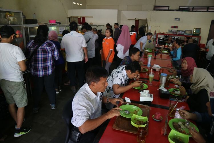 Ramainya warung makan Kepala Manyung Selera bu Fat yang tersohor di Semarang, Kamis, (19/7/2018).