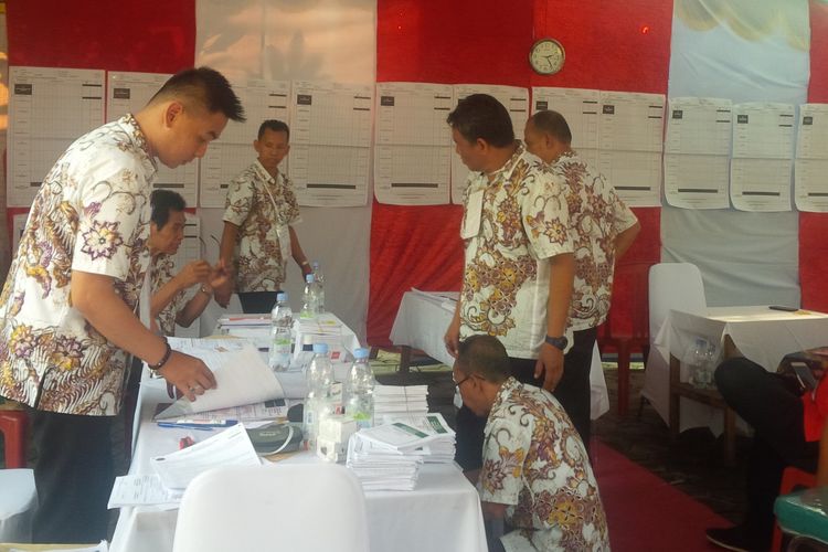 Petugas KPPS TPS 38 Manahan melakukan proses penghitungan suara Pemilu Serentak 2019 di TPS 38 di Manahan, Kecamatan Banjarsari, Solo, Jawa Tengah, Rabu (17/4/2019).