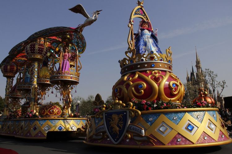 Salah satu tokoh Disney tampil dalam parade di Tokyo Disneyland, Jumat (13/4/2018). Parade ini digelar dalam rangka perayaan ke-35 tahun Tokyo Disneyland.