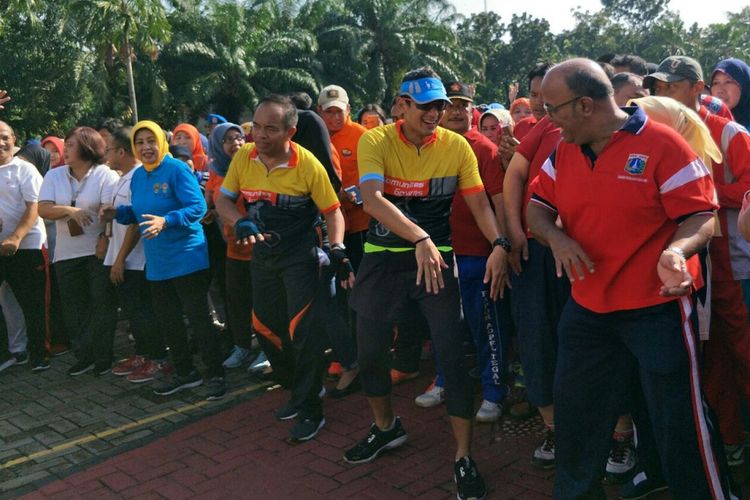 Wakil Gubernur DKI Jakarta Sandiaga Uno senam bareng Wali Kota Jakarta Timur Bambang Musyawardana dan para pegawai di lingkungan Pemkot Jakara Timur di Kantor Wali Kota, Jumat (2/3/2018). 