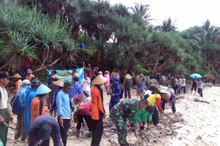 Warga dan Anggota Kodim 0730 Gunungkidul membersihkan Pantai Krokoh, Girisubo, Rabu (22/11/2017).